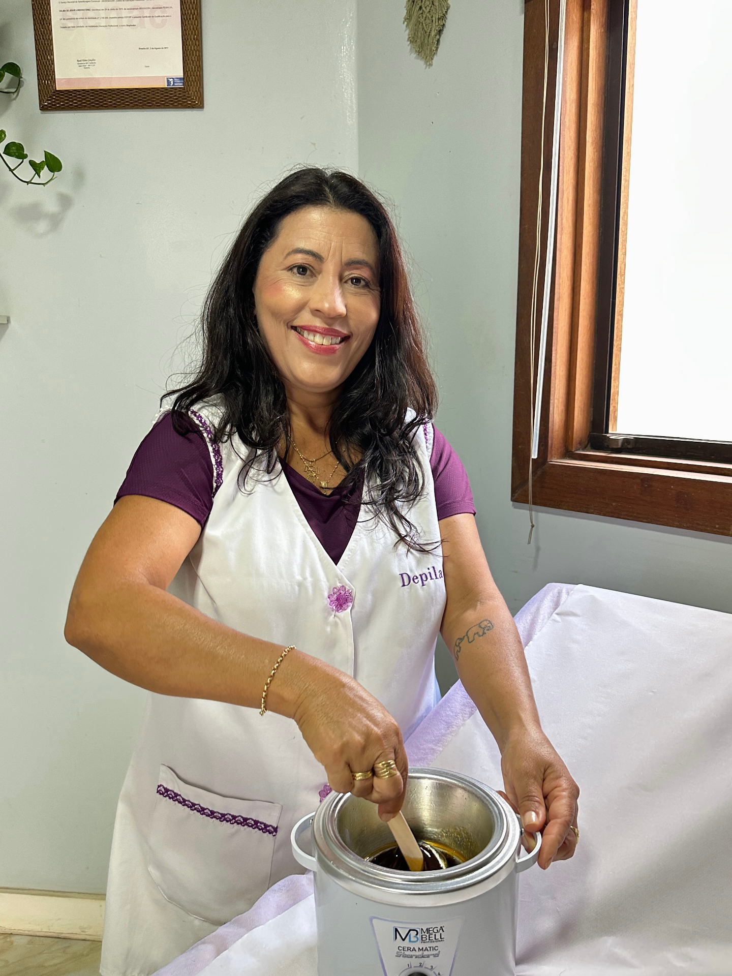 Celma aplicando cera 100% natural — depiladora feminina especialista em pele sensível, gestantes e pós-parto em Taguatinga